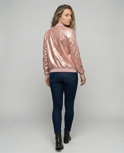 Détail de la veste bomber brillante pour femme