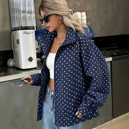 Veste courte à pois portée avec une tenue décontractée