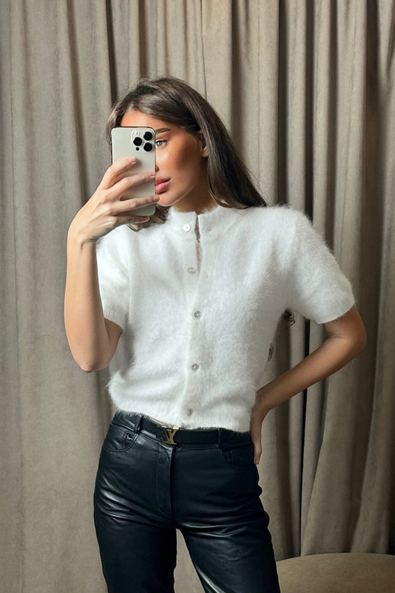 Détail de la maille duveteuse du cardigan