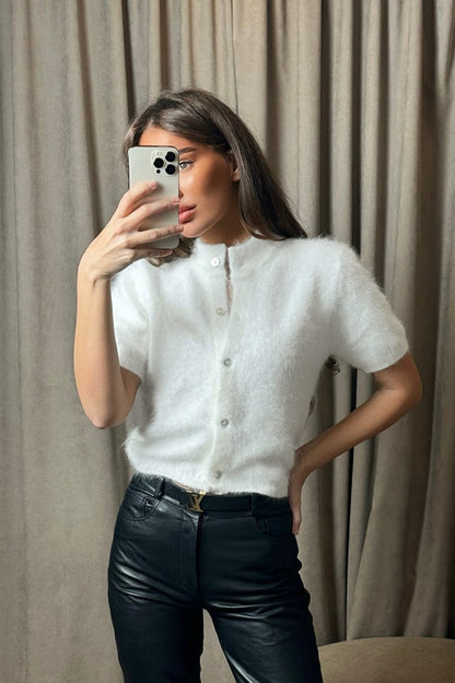 Détail de la maille duveteuse du cardigan