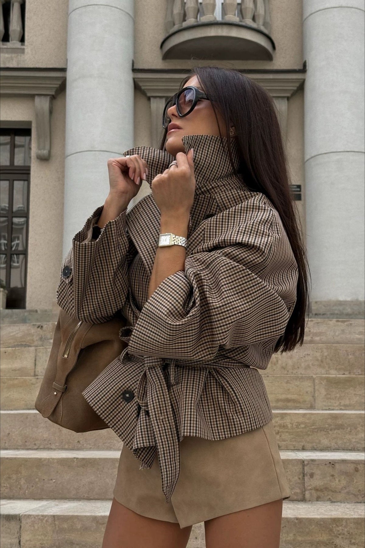 Détail de la veste femme pied-de-poule et de sa ceinture ajustable