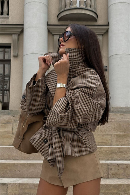 Détail de la veste femme pied-de-poule et de sa ceinture ajustable