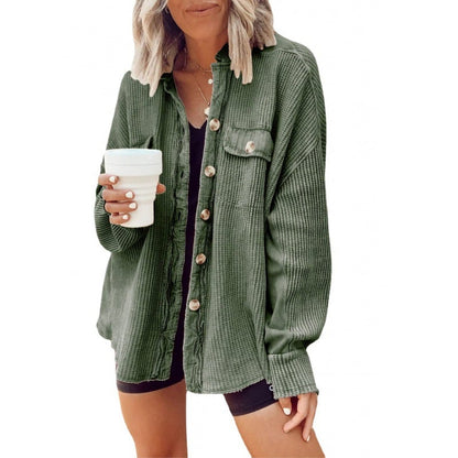 Veste chemise femme portée pour une tenue élégante du quotidien