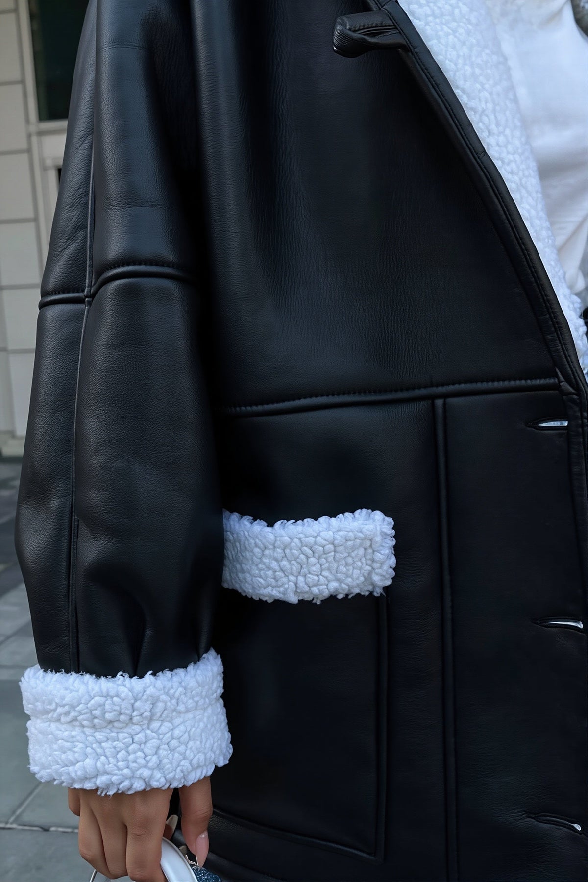Manteau femme long ceinturé présenté en vue complète
