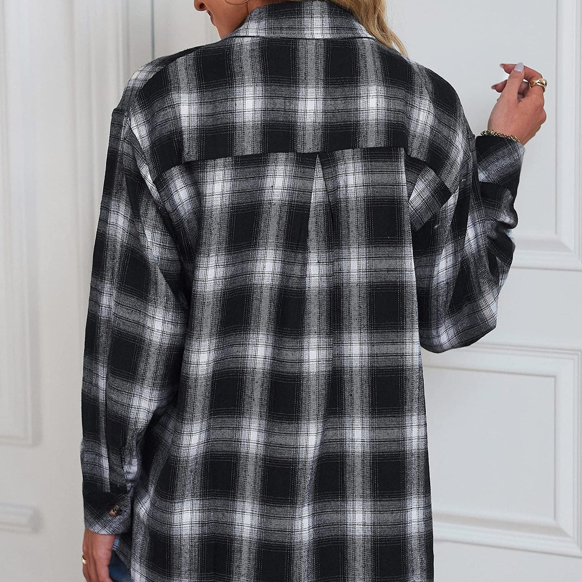 Chemise femme à carreaux mi-longue portée de face