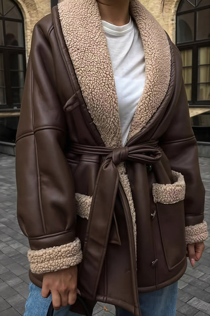 Vue arrière du manteau femme long doublé imitation mouton
