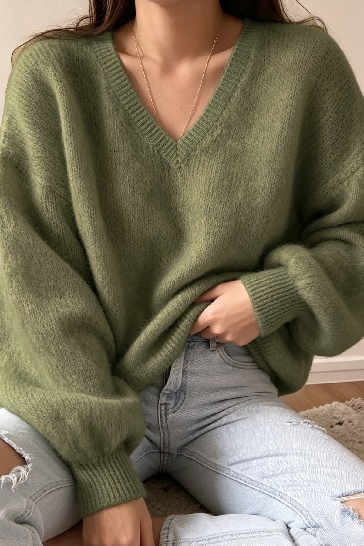 Détail du col V et de la maille du pull femme vert olive