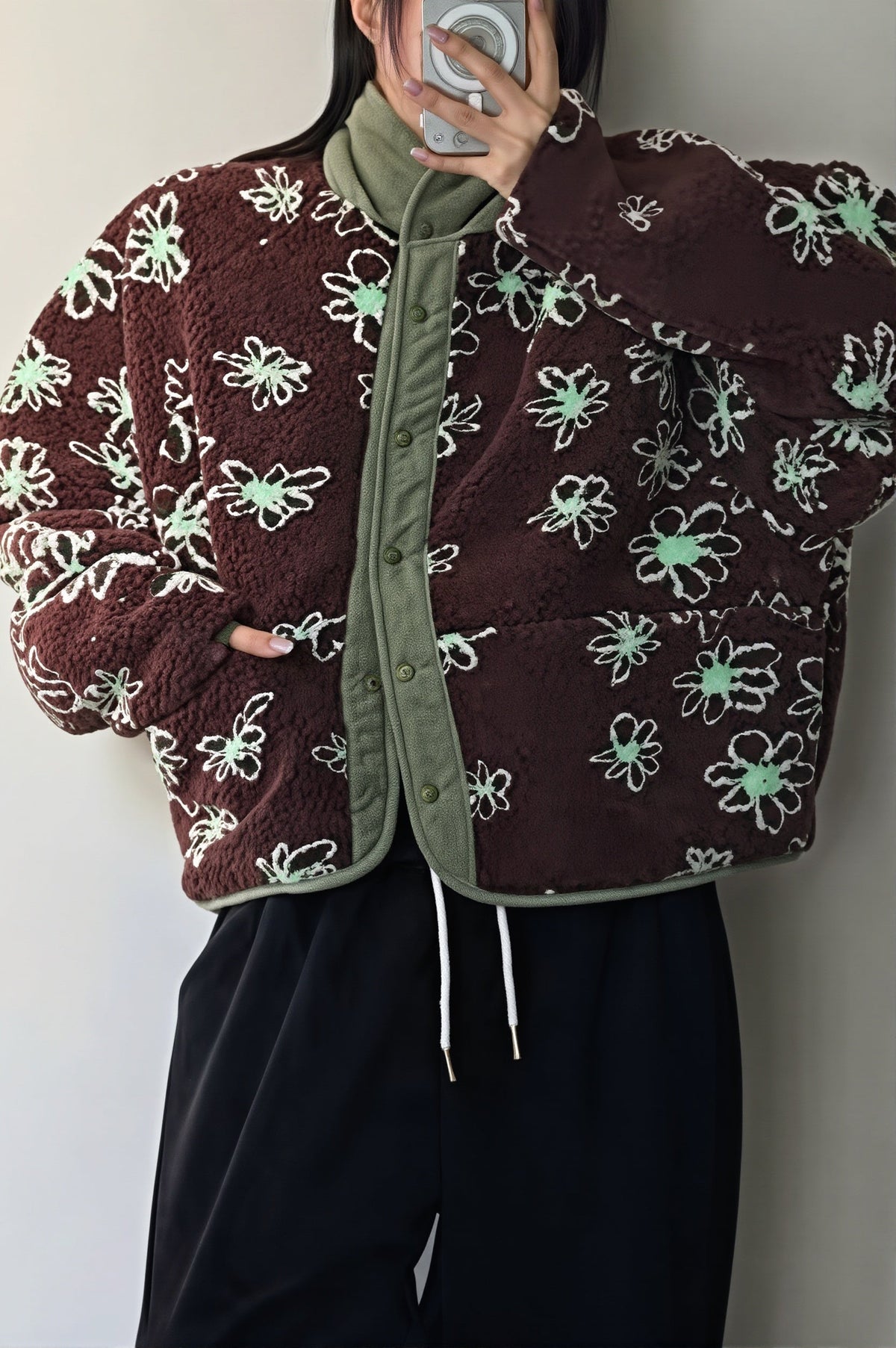 Vue arrière du manteau réversible en polaire à motif fleuri
