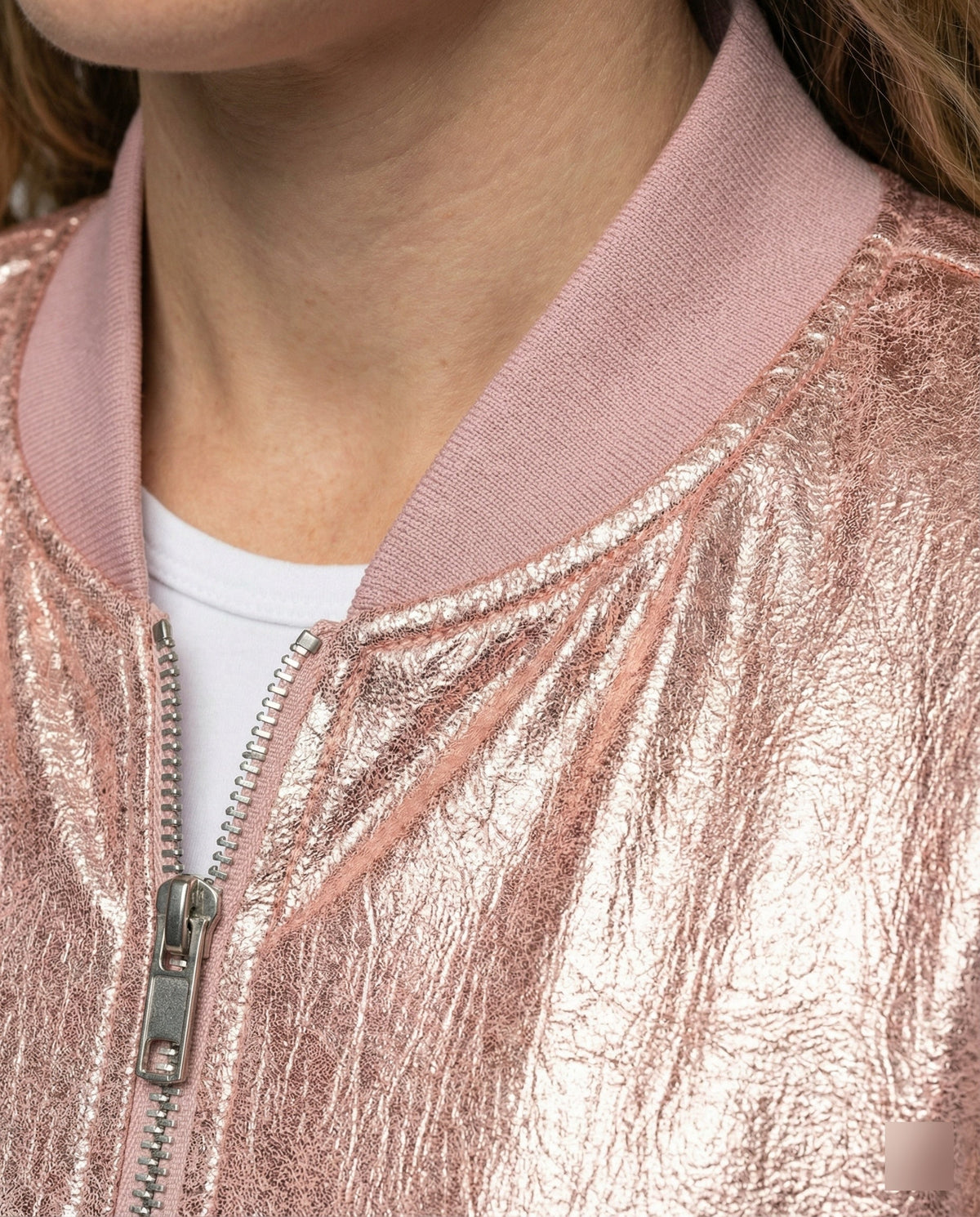 Veste bomber brillante pour femme portée en extérieur