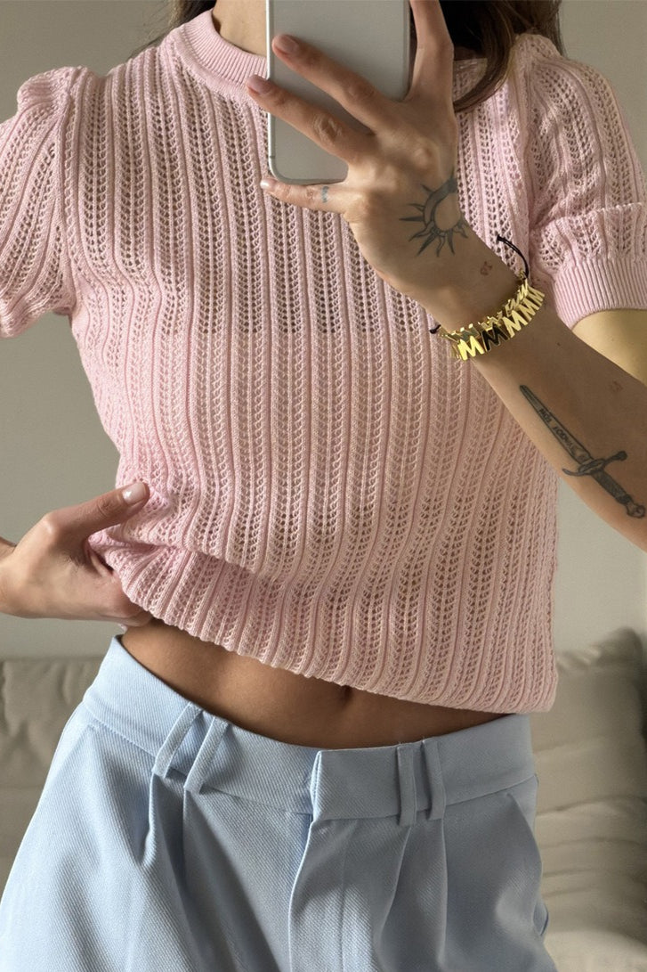 Texture ajourée du tissu du pull femme en gros plan