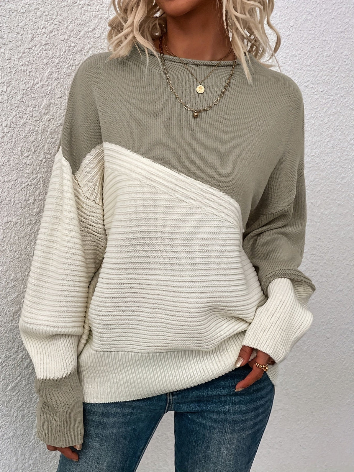 Pull femme doux à motif contrasté, présenté dans son ensemble