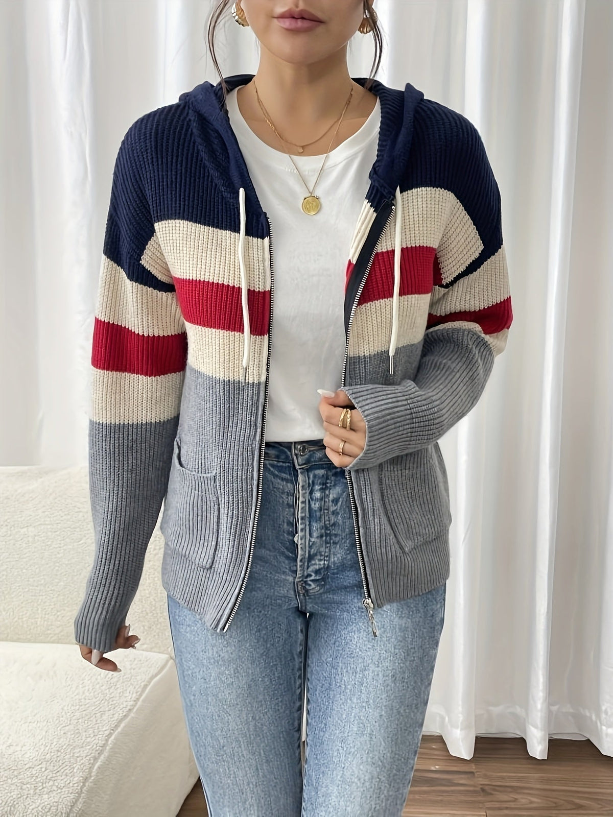 Détail de la matière confortable du cardigan femme