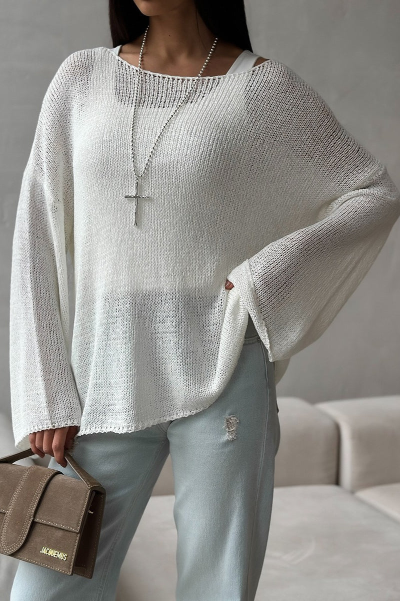 Pull en maille ajourée pour femme, présenté de profil