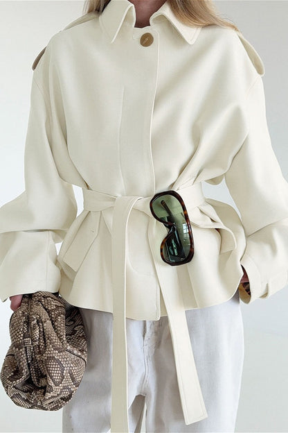 Trench court femme avec col pointu et ceinture amovible, vue de face