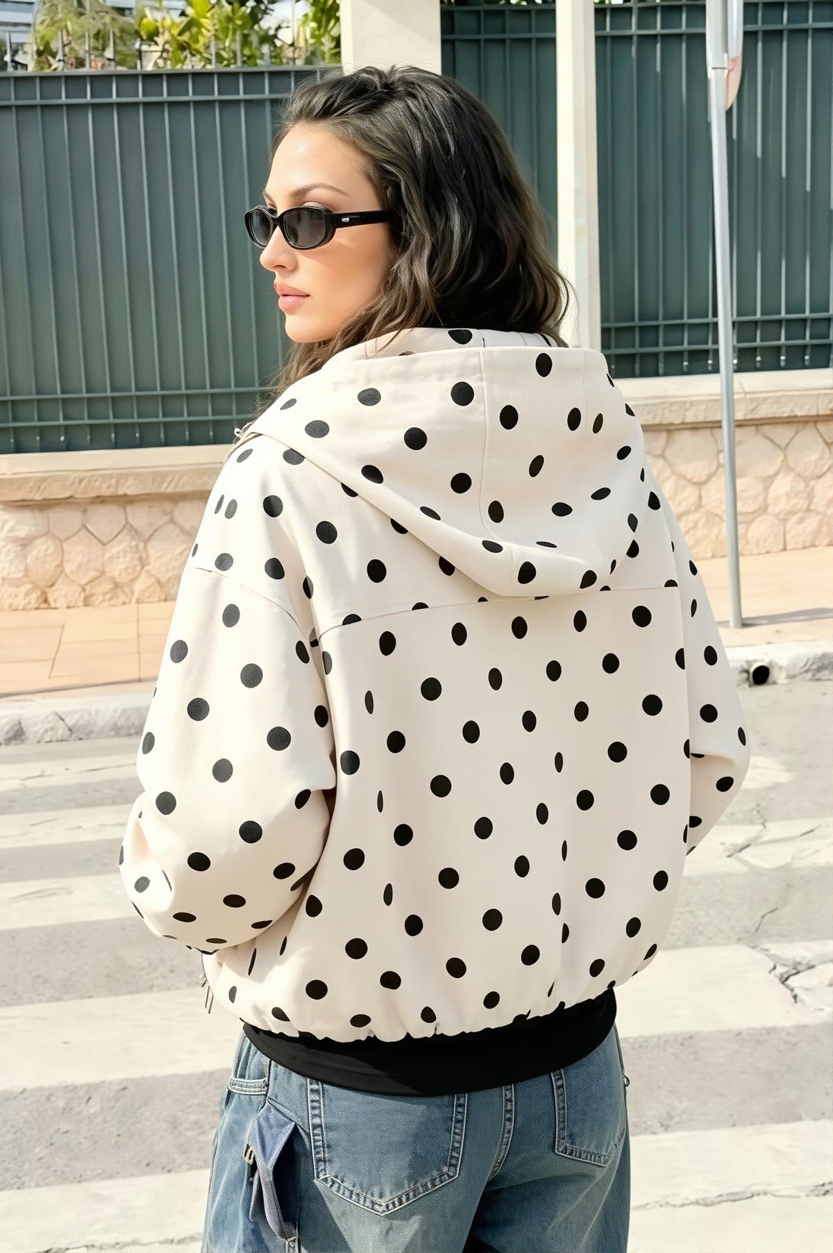 Veste courte à pois présentée dans une tenue féminine décontractée