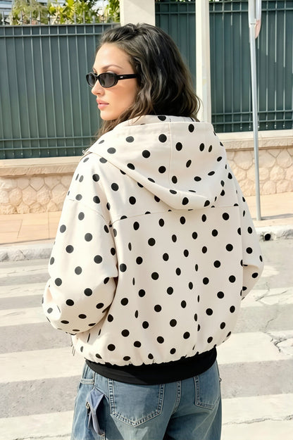 Veste courte à pois présentée dans une tenue féminine décontractée