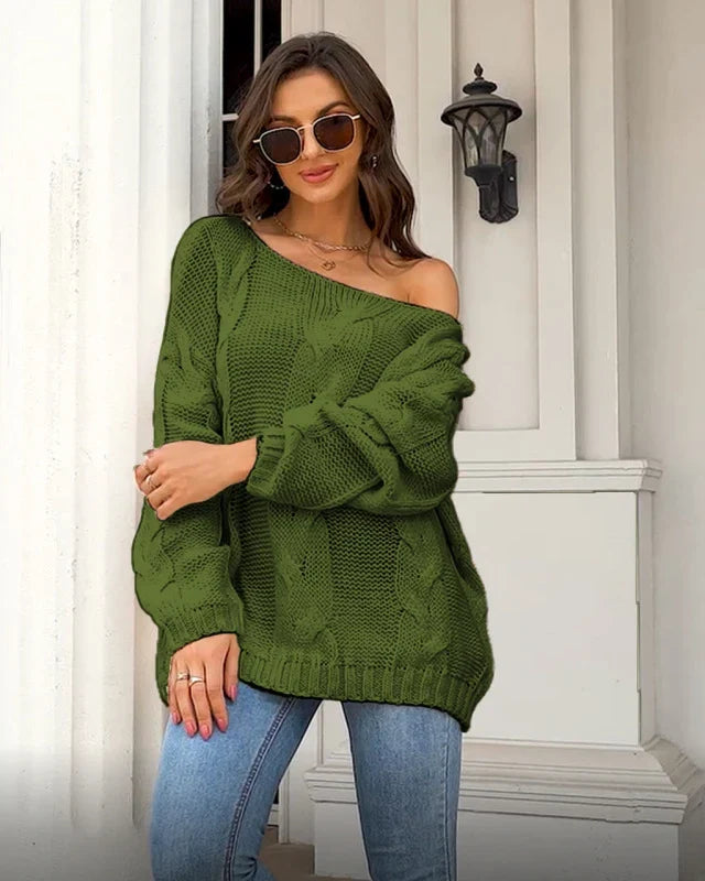 Pull femme à manches longues porté avec une tenue décontractée