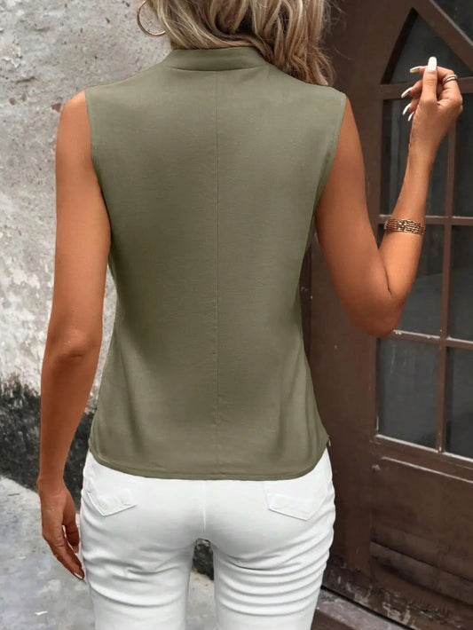 Top femme sans manches uni présenté de face, idéal pour les tenues estivales