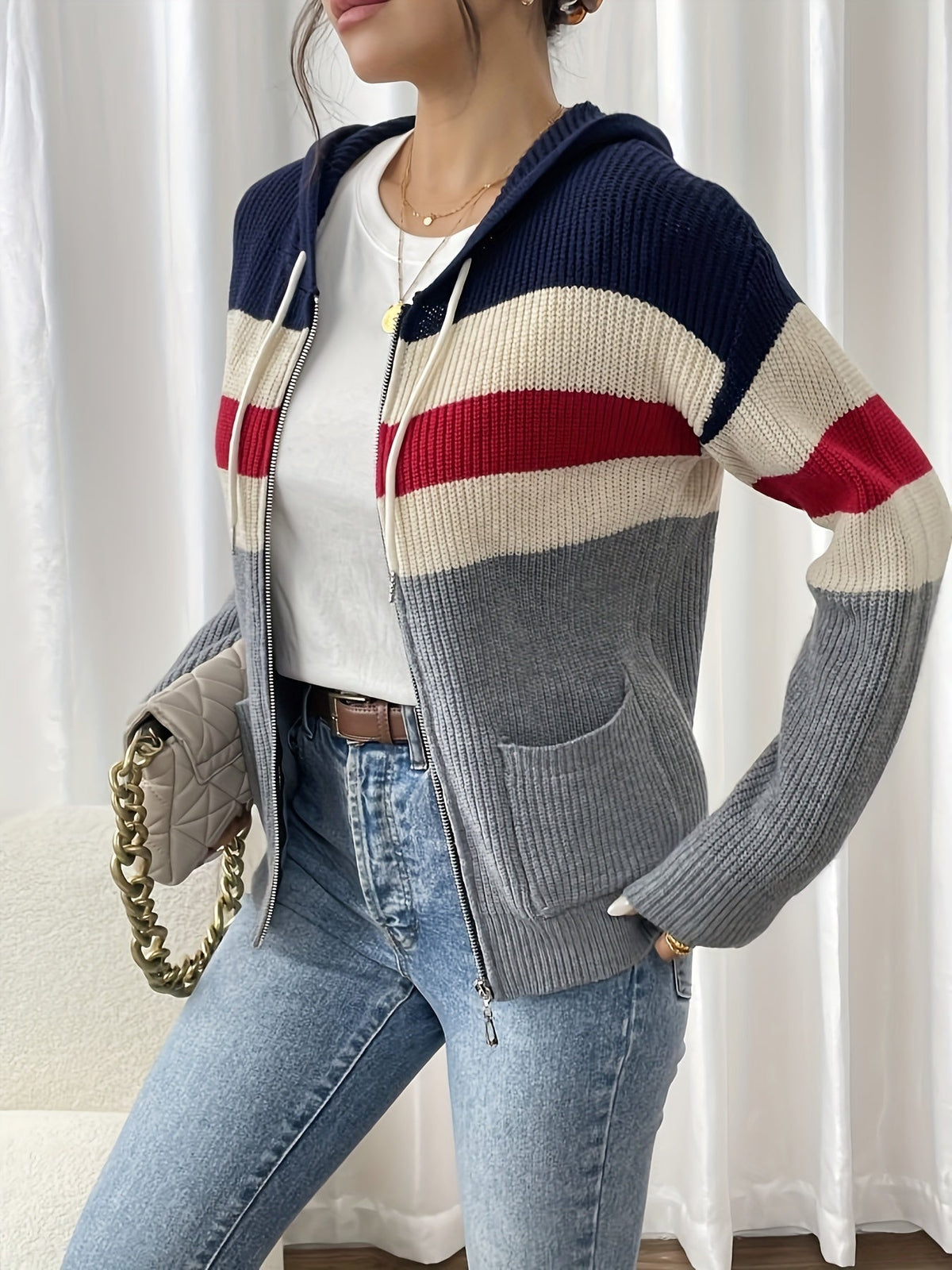 Capuche du cardigan femme, vue rapprochée