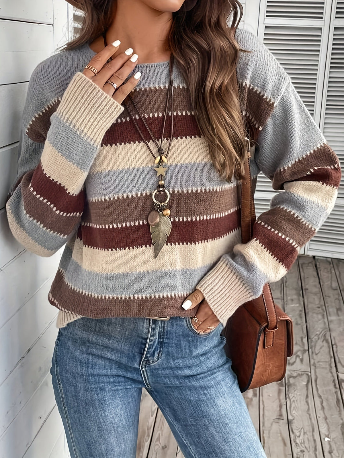 Vue rapprochée du col rond du pull femme rayé