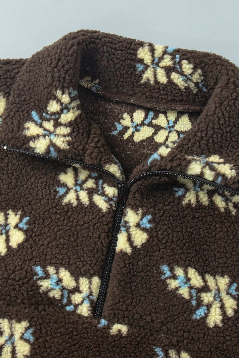 Veste polaire femme à motif fleuri portée en extérieur