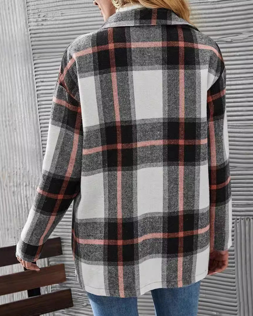 Chemise femme à carreaux présentée de trois quarts