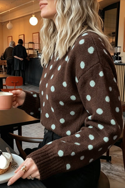 Pull femme en maille marron à pois présenté de face