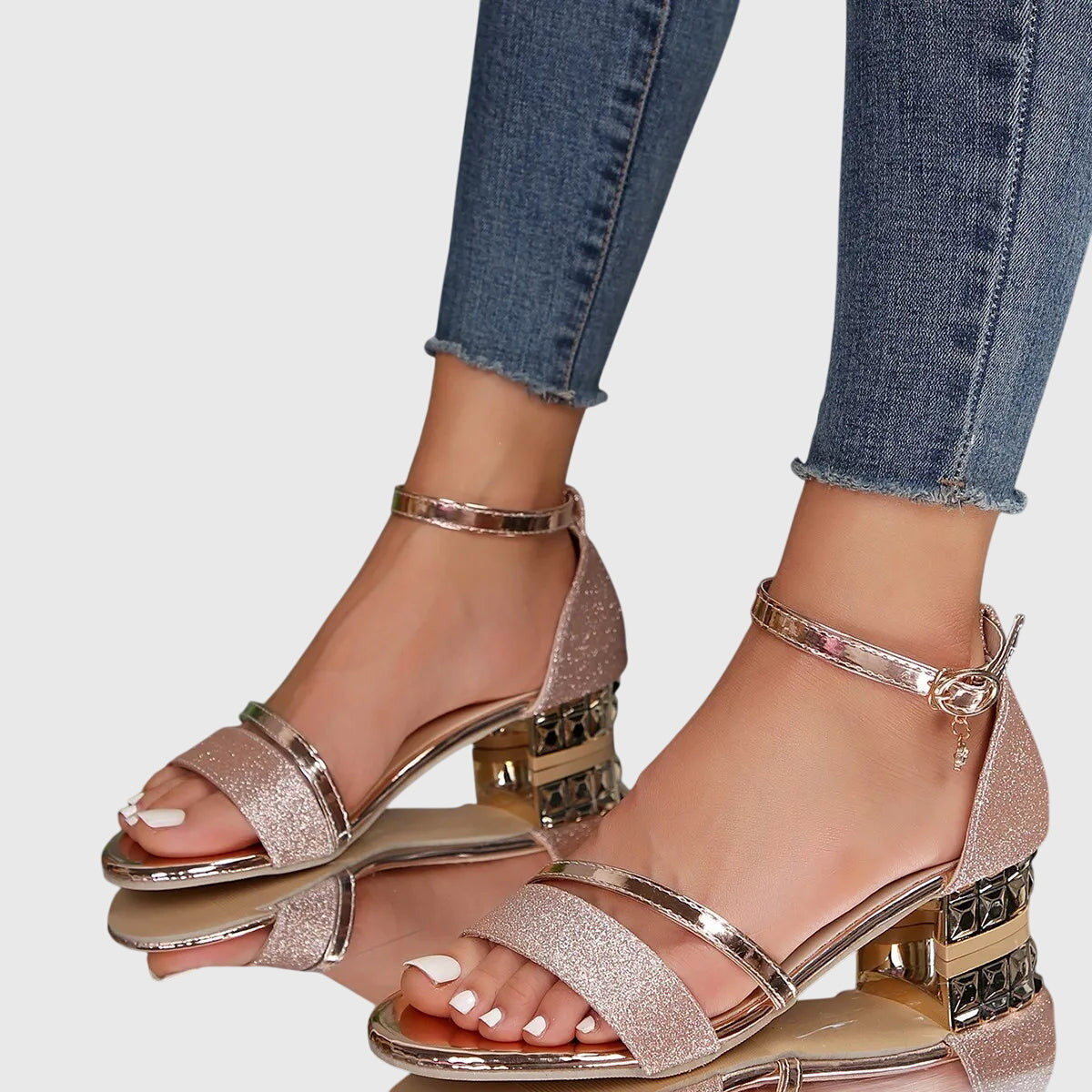 Vue rapprochée du talon des sandales pour femme