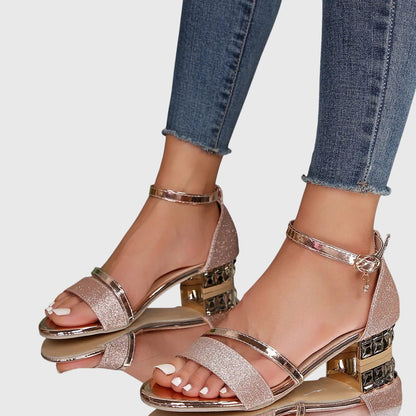 Vue rapprochée du talon des sandales pour femme