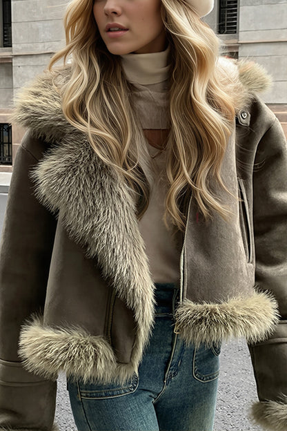 Manteau femme court en suédine vu de face avec col en fausse fourrure