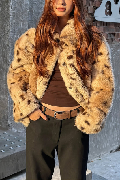Vue de côté du manteau femme en fausse fourrure mouchetée