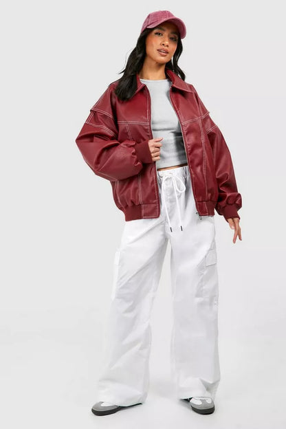 Détail de la coupe oversize de la veste en cuir rouge