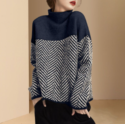 Pull femme à col roulé présenté sous un angle latéral