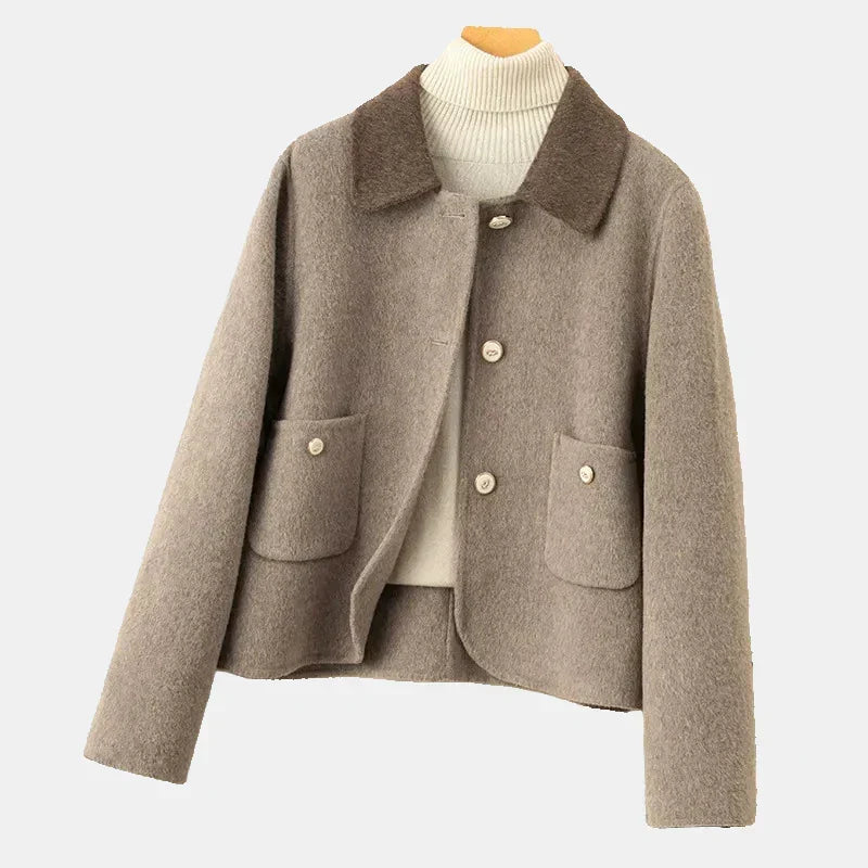 Veste femme douce à effet cachemire portée pour un look raffiné