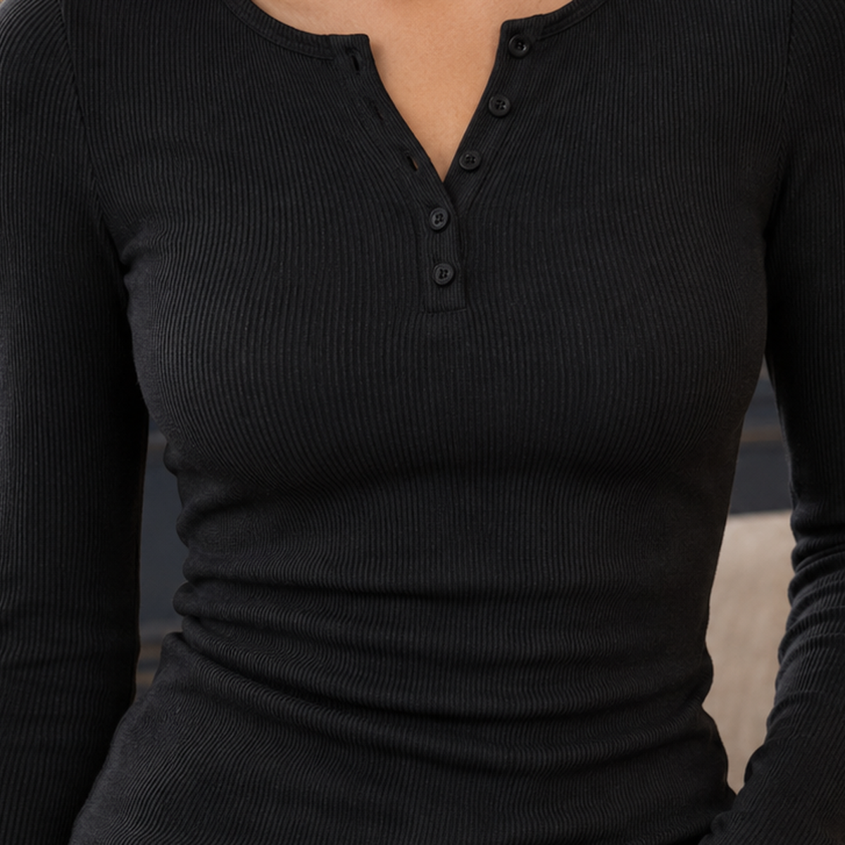 Top femme à col Henley côtelé porté avec un jean