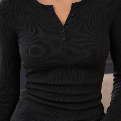 Top femme à col Henley côtelé porté avec un jean