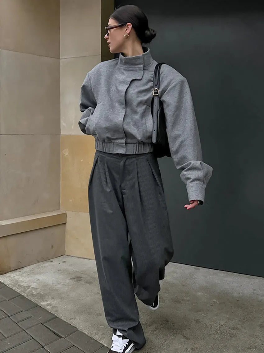 Veste courte pour femme présentée dans une silhouette décontractée