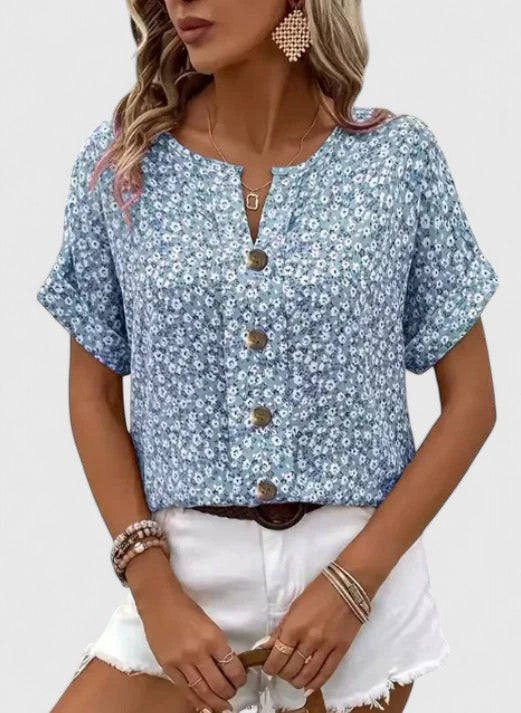 Top floral ample pour femme présenté dans une tenue estivale élégante