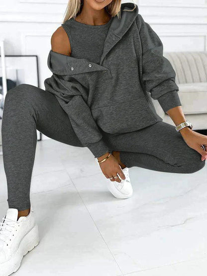 Vue complète d’une tenue d’intérieur femme composée d’un haut et d’un pantalon