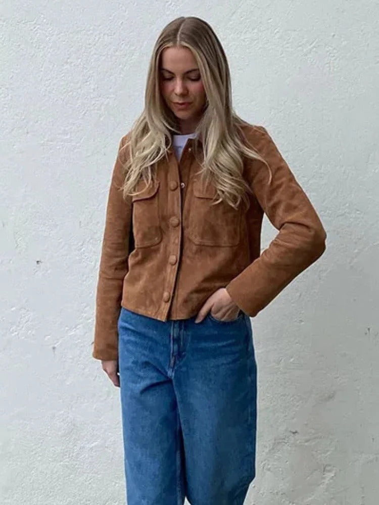 La veste en daim, luxe et élégance intemporelle, Sublime Sophie