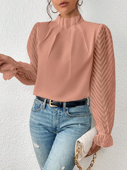 Blouse femme à manches plissées présentée dans son ensemble