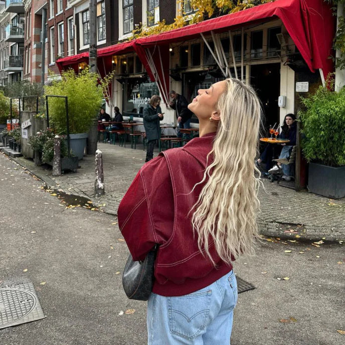 Silhouette complète portant la veste oversize femme rouge
