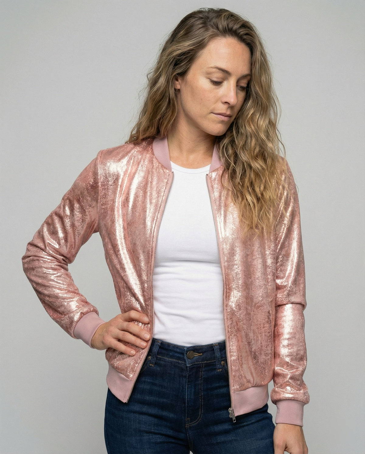 Veste bomber brillante pour femme présentée de face