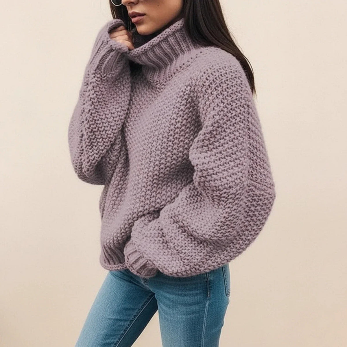 Détail de la texture douillette du pull femme à col roulé