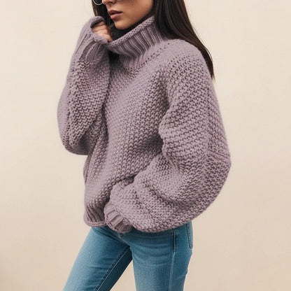 Détail de la texture douillette du pull femme à col roulé