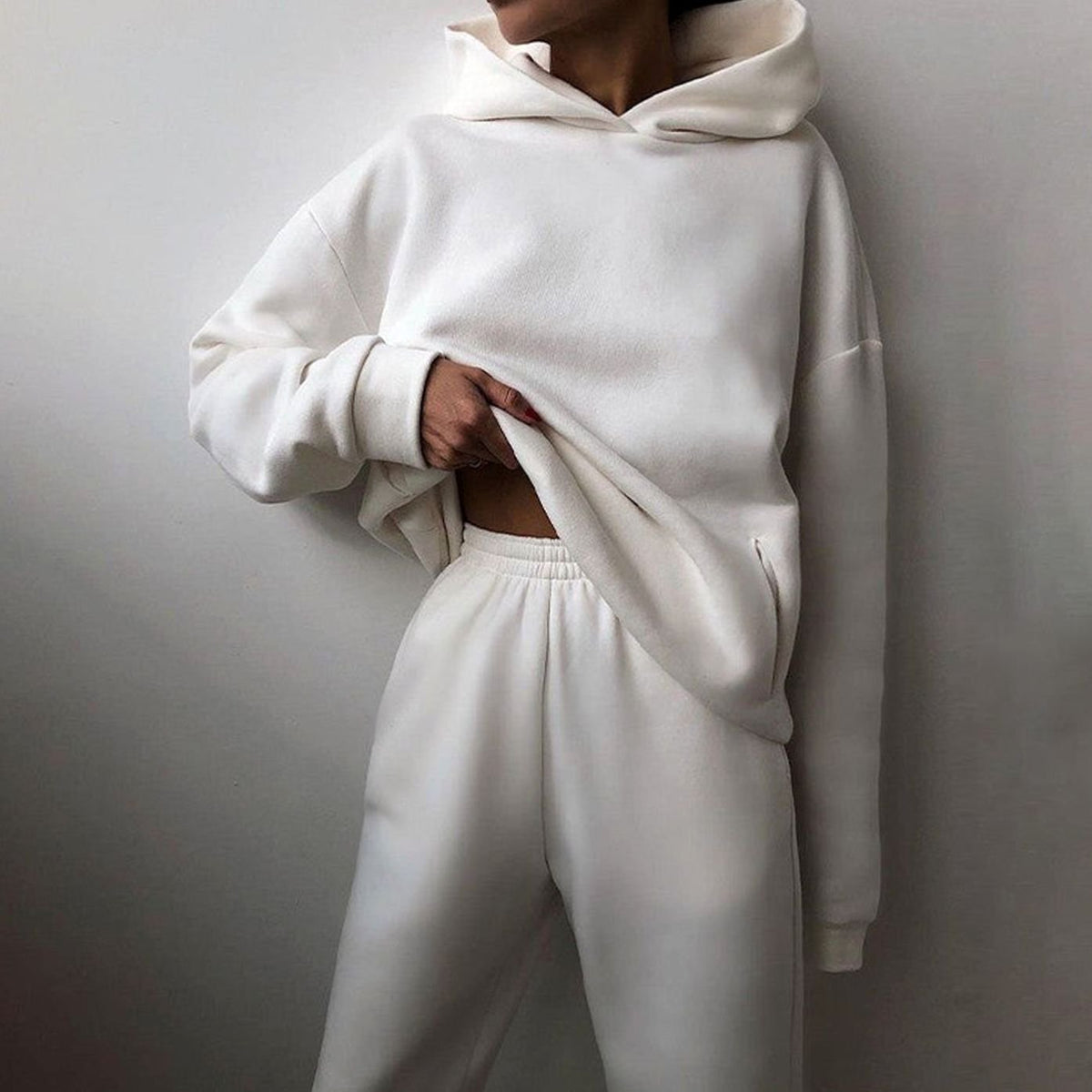 Ensemble jogging femme à capuche avec coupe ample
