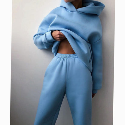 Détail de la capuche de l’ensemble jogging femme