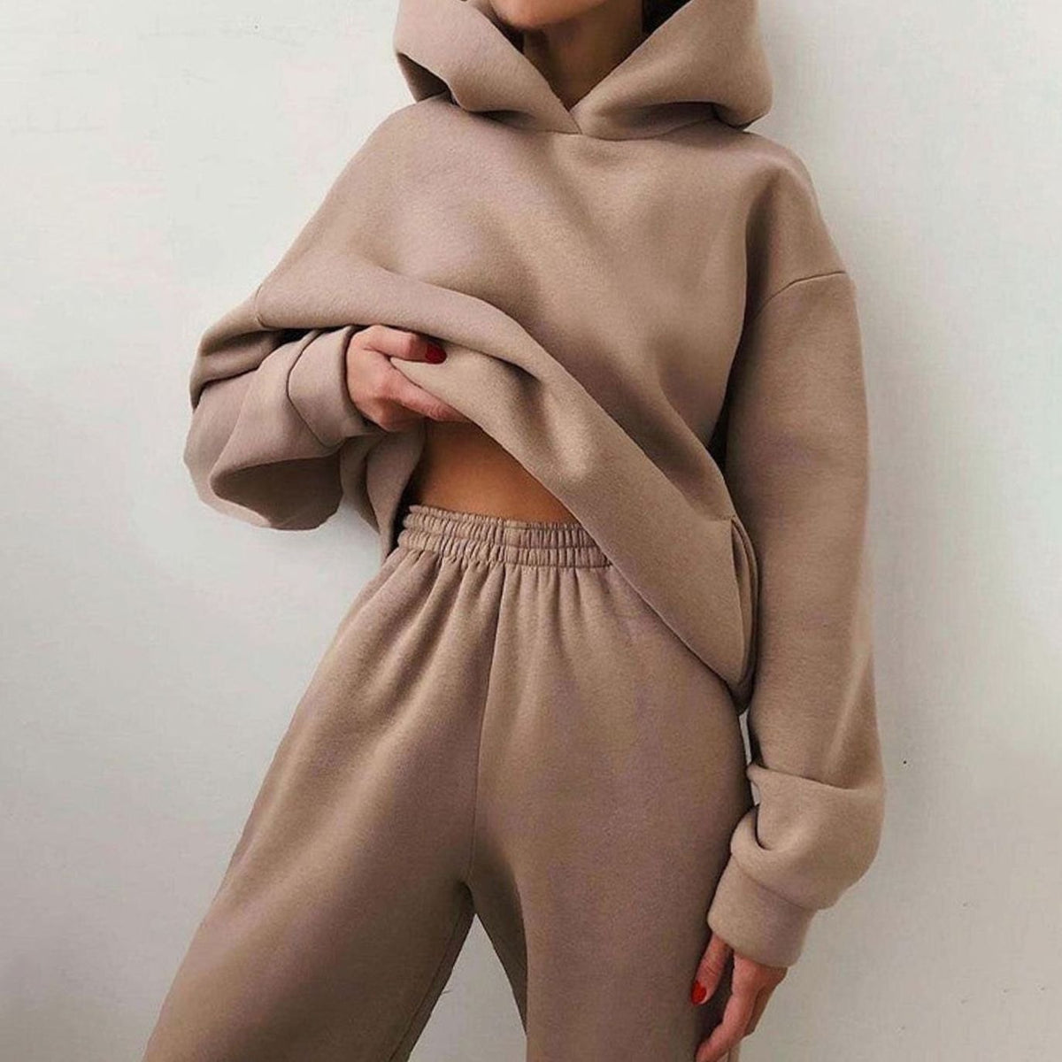 Tenue décontractée femme composée d’un sweat et d’un pantalon