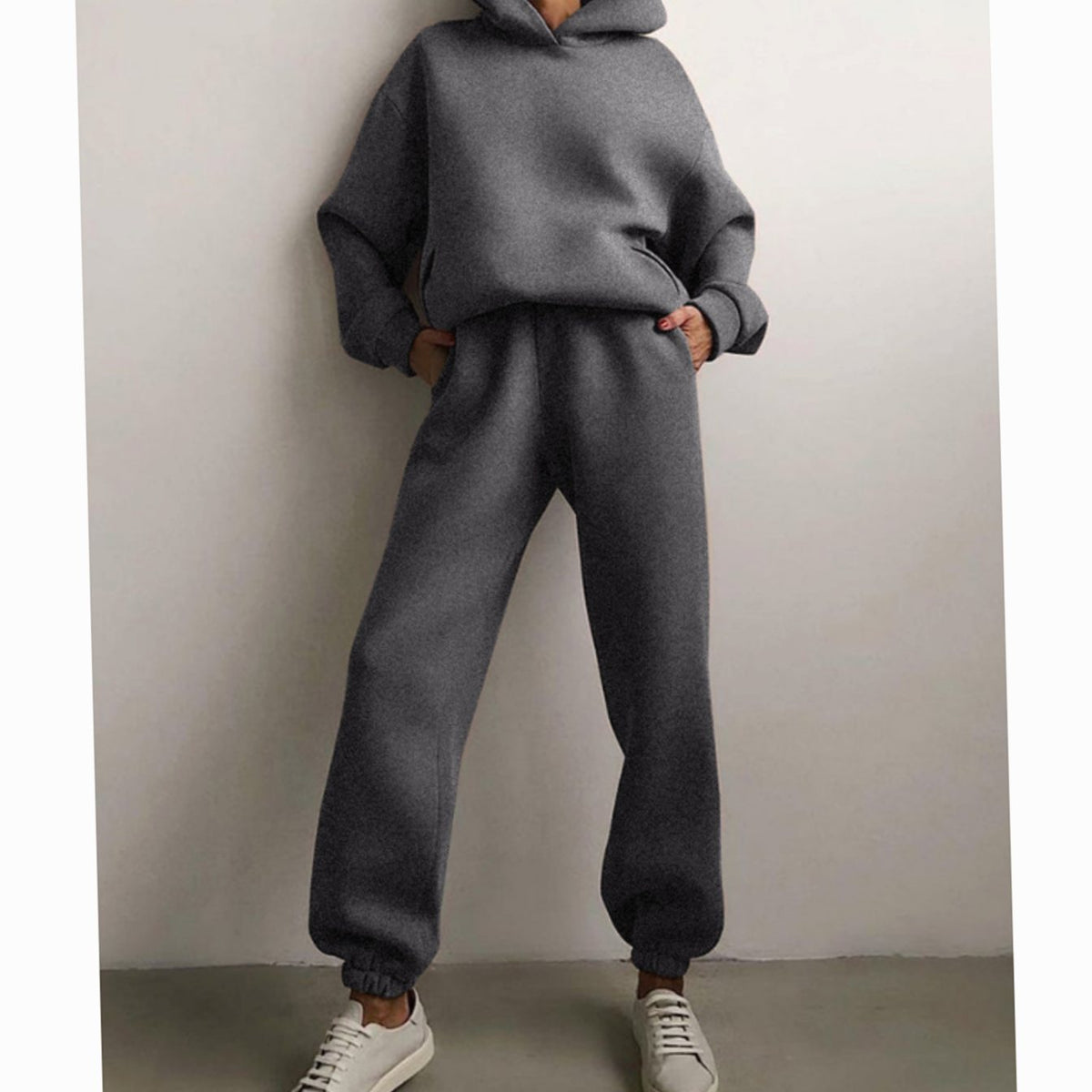 Vue rapprochée de l’ensemble jogging femme au style casual