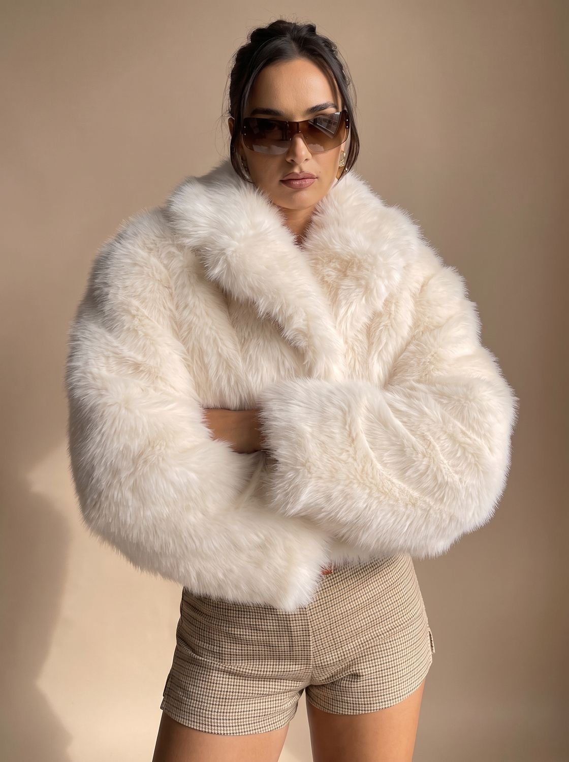 Manteau femme à col ouvert en fausse fourrure, porté avec une tenue chic